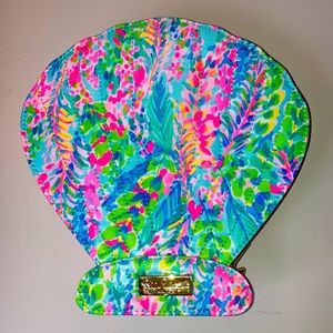 Lilly Pulitzer make up hold her